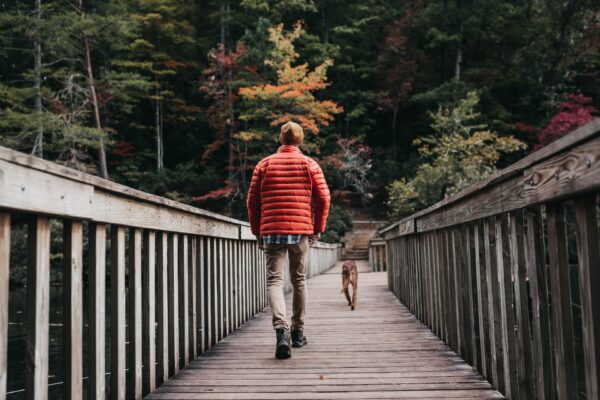 ウォーキングを続ける男性